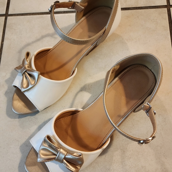 Girls Bow Detail Kitten Heel Sz4 - Picture 7 of 7